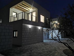 Villa Prova M, Jezera